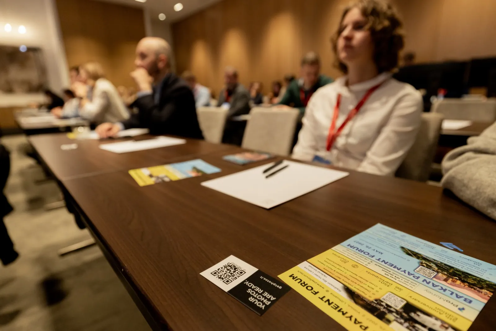 Kortelės su QR kodu konferencijos salėje