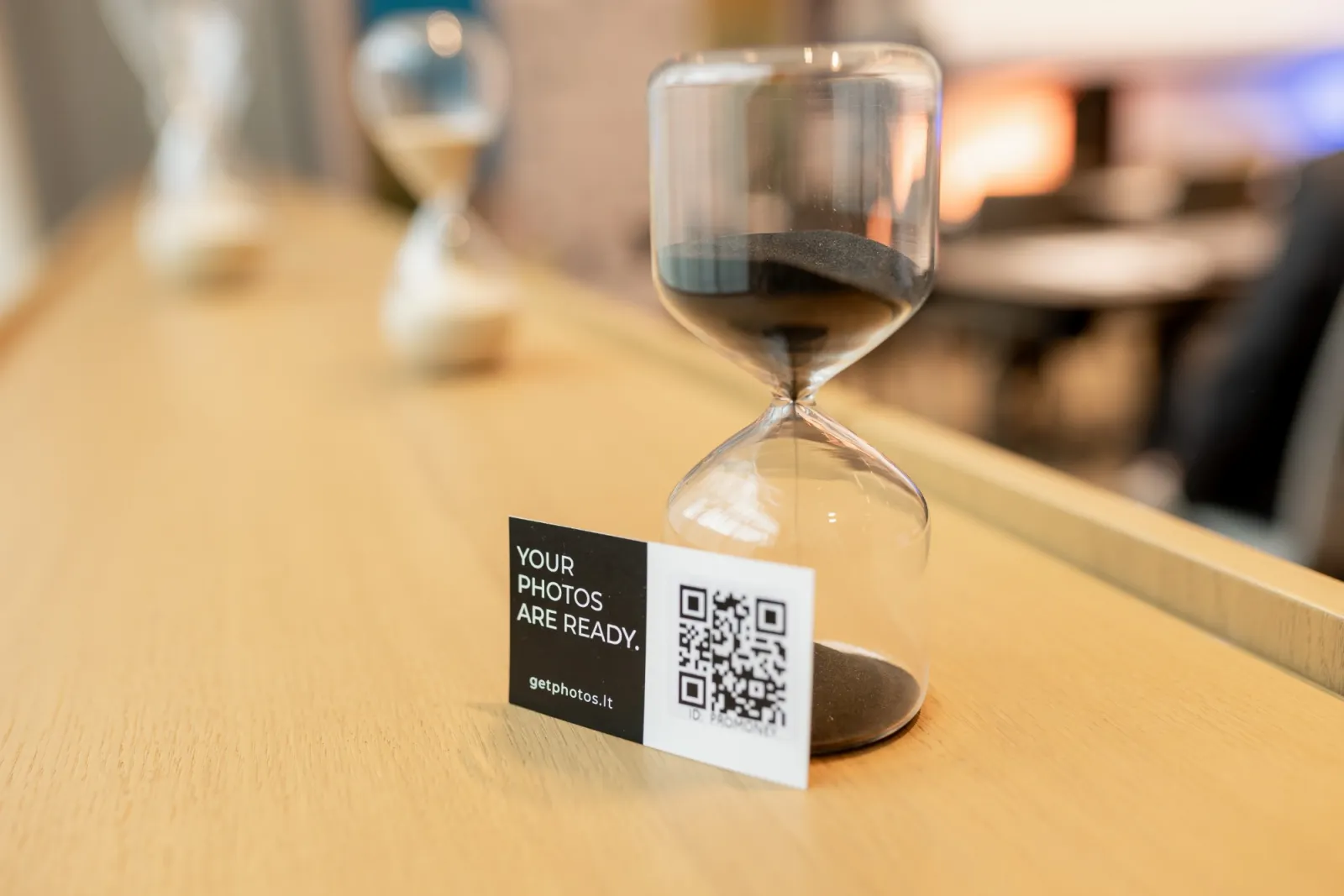 Kortelė su QR kodu ir galerijos ID ant renginio stalo
