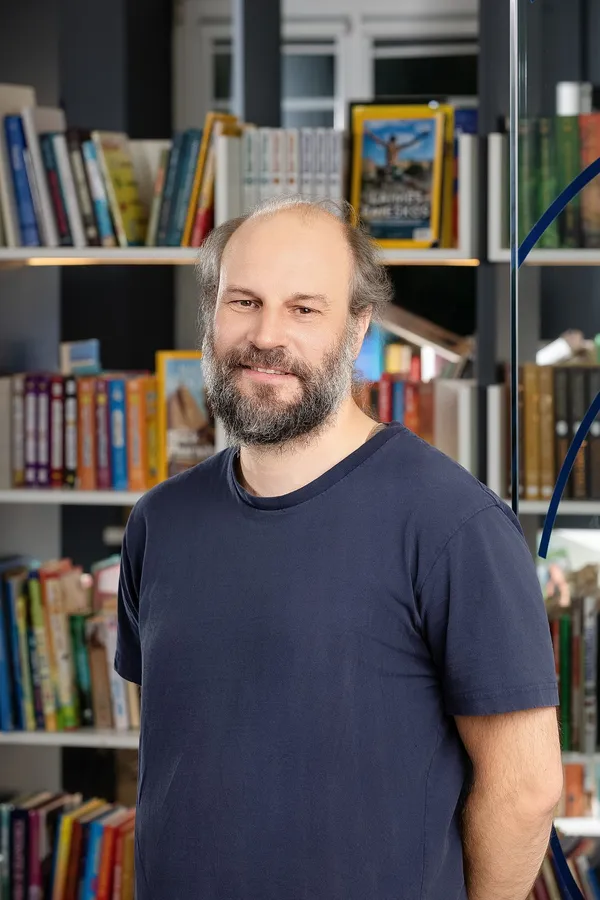 Barzdoto vyro portretas biuro bibliotekoje