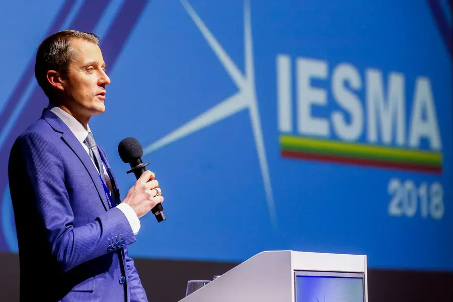 Pranešėjas su mikrofonu konferencijoje