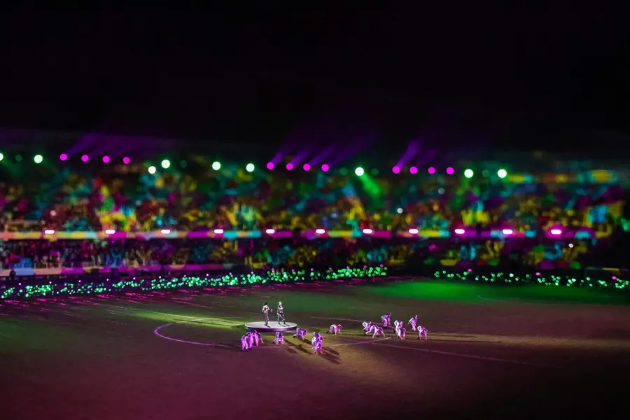 Šviesų šou stadione naktį