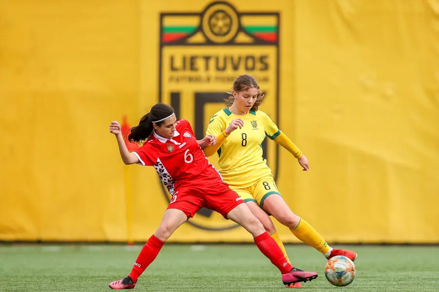 Moterų futbolo rungtynių epizodas