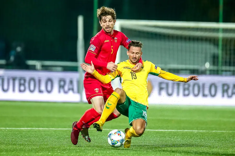 Futbolininkų kova dėl kamuolio