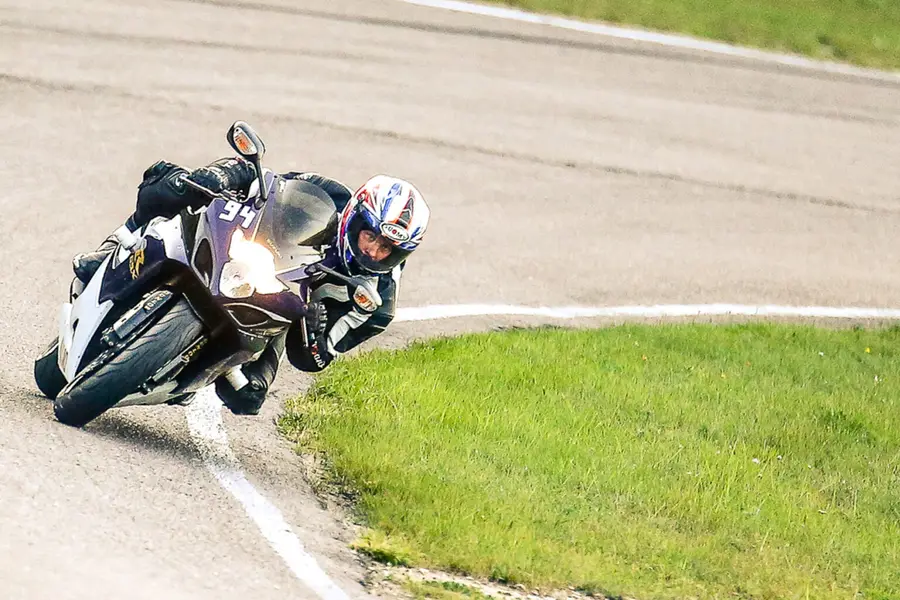 Motociklininkas posūkyje trasoje