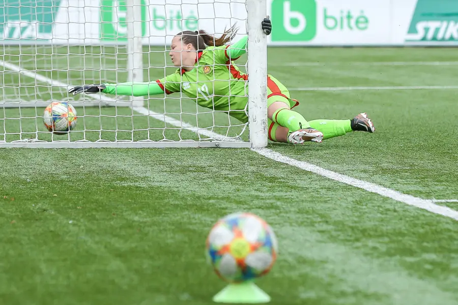 Vartininkė šuolyje gelbsti vartus